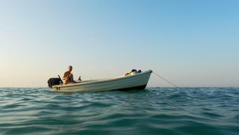 Mann-An-Bord-Eines-Kleinen-Schwimmenden-Motorbootes-Mit-Tauchermaske-Und-Schnorchel