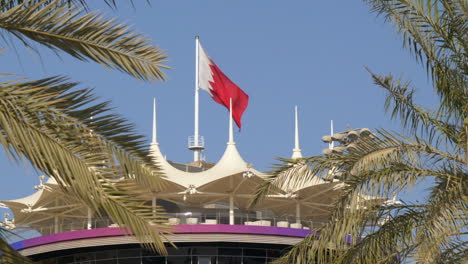 Primer-Plano-Estático-De-La-Bandera-De-Bahrein-En-La-Torre-Vip