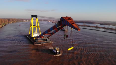 Luftaufnahme-Des-Auslegers-Des-Schwimmkrans-Hebo-Lift-9,-Während-Er-Von-Einem-Schlepper-Auf-Der-Oude-Maas-Gezogen-Wird