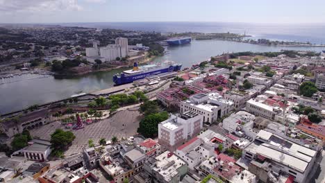 Luftaufnahme,-Die-über-Der-Zone-Des-Hafens-Von-Santo-Domingo-Kreist,-Mit-Der-Fähre,-Die-Am-Pier-Im-Hintergrund-Verankert-Ist