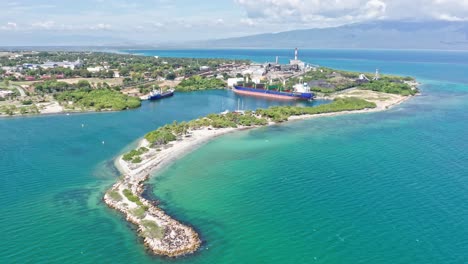 Malerische-Aussicht-Auf-Den-Hafen-Von-Barahona-In-Der-Dominikanischen-Republik-Bei-Tag---Drohnenaufnahme-Aus-Der-Luft