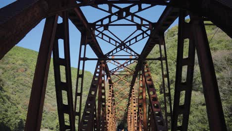 Estructura-De-Hierro-Del-Antiguo-Puente-Ferroviario-Abandonado-En-La-Línea-Fukuchiyama,-Hyogo