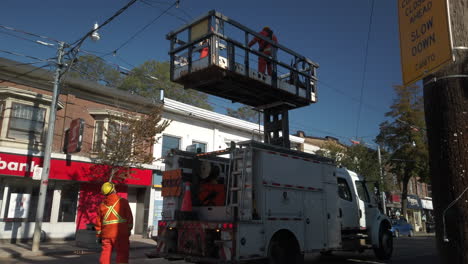 Große-Neigung-Nach-Oben-Zu-Toronto-Hydro-Arbeitern,-Die-An-Oberleitungen-Entlang-Der-Queen-Street-East-Arbeiten