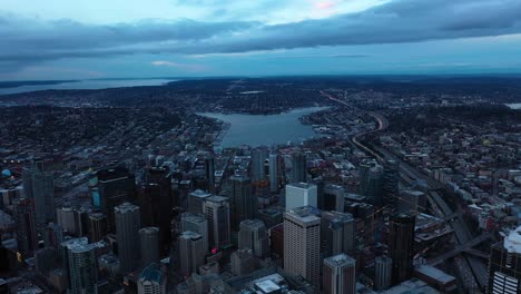 Bedrohliche-Luftaufnahme-Von-Seattles-Lake-Union,-Umgeben-Von-Wolkenkratzern