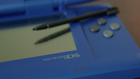 Un-Primerísimo-Plano-Pan-A-La-Derecha-De-Un-Nintendo-Ds-Y-Stylus