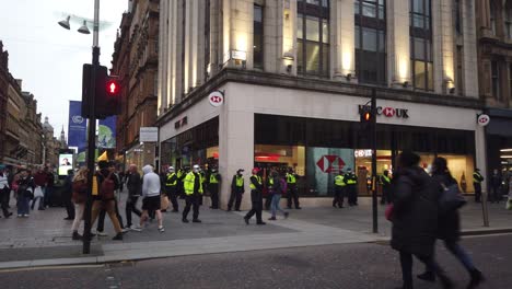 Totale-Aufnahme-Einer-Gruppe-Polizisten,-Die-Eine-Britische-Bank-Beschützen