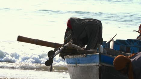 Teilansicht-Eines-Traditionellen-Hölzernen-Fischerbootes-Am-Strand-Mit-Fischer,-Der-Es-In-Belutschistan-Vorbereitet