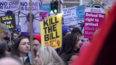 Menschen-Marschieren-Mit-Verschiedenen-Bunten-Plakaten-Während-Eines-„Kill-The-Bill“-Protestes-Gegen-Die-Ausweitung-Der-Polizeibefugnisse