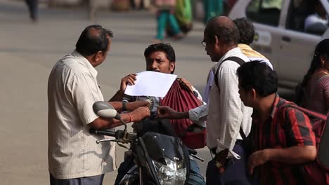 Toma-De-Video-De-Personas-Caminando-Y-Hablando-En-Las-Calles-De-Chennai,-India