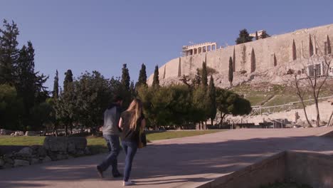 Mujer-Caminando-Hacia-El-Partenón-En-La-Acrópolis,-Atenas,-Grecia