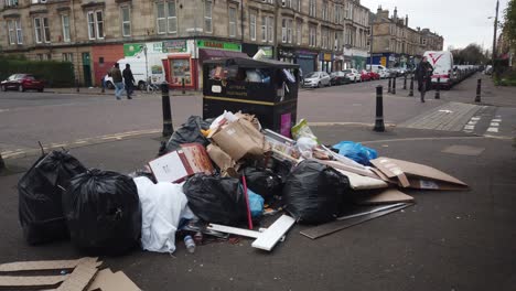 Eine-Totalaufnahme-Einer-Mülltonne-In-Glasgow,-Umgeben-Von-Müllsäcken
