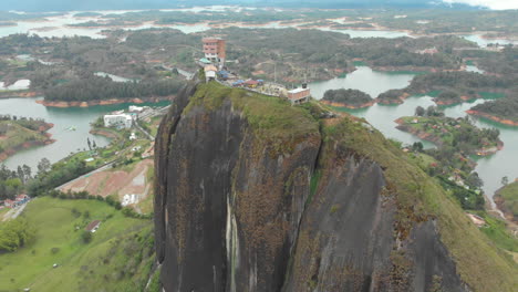 Luftdrohnenaufnahme-Des-Guatape-Felsens-In-Antioquia,-Kolumbien