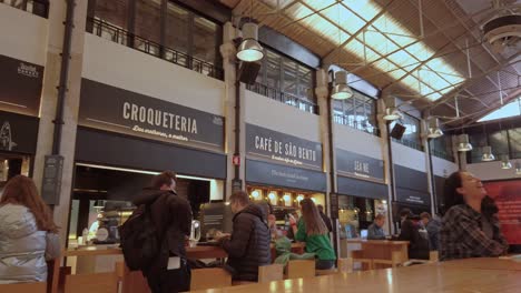 Blick-Auf-Die-Menschen-Im-Inneren-Der-Time-Out-Market-Lisboa-Food-Hall