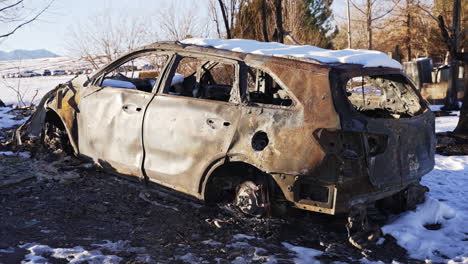 Quemó-Y-Destruyó-El-Exterior-Del-Vehículo-Mini-Suv-Permanece-En-El-Condado-De-Boulder,-Colorado-Superior,-EE.UU.-Después-Del-Desastre-De-Incendios-Forestales-De-Marshall-Fire