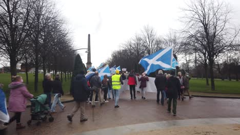 Weitwinkelaufnahme-Schottischer-Aktivisten,-Die-Für-Die-Unabhängigkeit-Schottlands-Marschieren