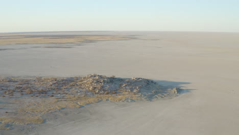 Vista-Aérea-Del-Desierto-Paisajístico-Vacío-E-Intacto-En-La-Isla-Kubu-Cerca-De-Las-Sartenes-Makgadigadi,-Botswana