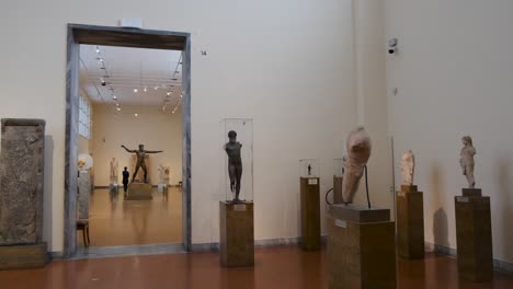 Toma-Panorámica-Del-Museo-Arqueológico-Nacional-De-Atenas,-Grecia-El-14-10-2021
