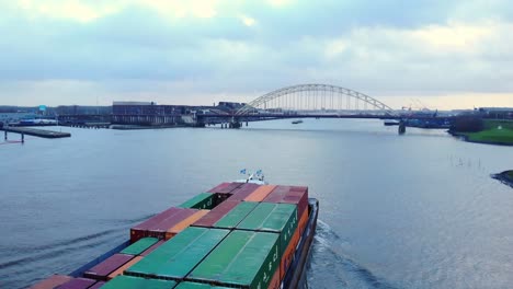 Luftaufnahme-Eines-Binnencontainerschiffs,-Das-Sich-Brug-über-De-Noord-Nähert