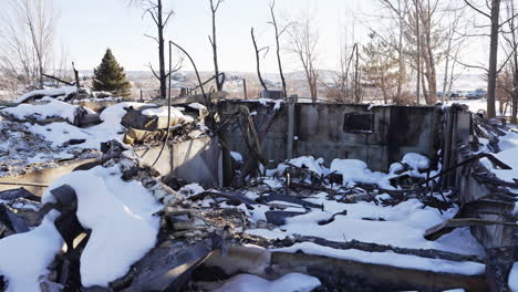 Zerstörtes-Haus,-Gebäudereste-Und-Trümmer-Im-Superior-Colorado-Boulder-County,-USA,-Nach-Marshall-Feuer-Katastrophe-Niedergebrannt