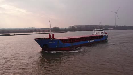 Luftaufnahme-Des-Containerschiffs-Wilson-Leith,-Das-Entlang-Der-Oude-Maas-In-Barendrecht-Fährt