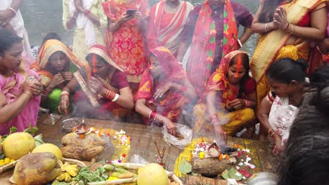 Toma-En-Cámara-Lenta-Del-Pueblo-Hindú-Haciendo-Rituales-Frente-Al-Agua-Del-Río-Ganga-Para-La-Ceremonia-De-Boda-En-Kolkata