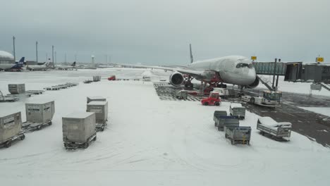 Aeropuerto-De-Oslo-Gardermoen---Vehículos-Del-Aeropuerto-Conduciendo-En-El-Nevado-Aeropuerto-De-Oslo-Con-Airbus-A320-Neo-Roar-Viking-En-Invierno-En-Noruega