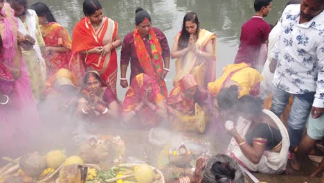 Blick-Auf-Das-Indische-Volk,-Das-Während-Der-Hochzeitszeremonie-Hinduistische-Rituale-Mit-Feuerrauch-Durchführt