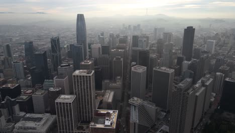 Aerial-view-of-skyscrapers-in-San-Francisco-city,-USA---rising,-drone-shot