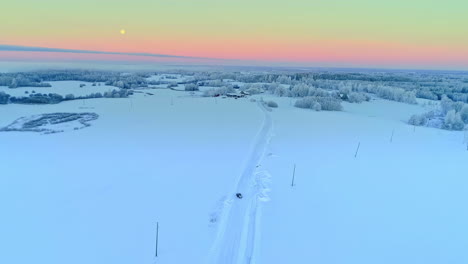 Hermoso-Paisaje-Nevado-De-Invierno-Al-Atardecer-En-Letonia-Con-Campos-Y-Bosques