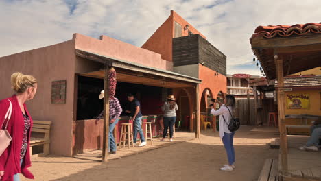 Tombstone-Arizona,-Las-Familias-Disfrutan-Del-Parque-Temático-Del-Salvaje-Oeste-Al-Aire-Libre