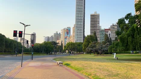 Rosario,-Argentinien:-Bilder-Der-Skyline-Der-Stadt,-Parkvegetation,-Gebäude-Und-Architektur.-Spaziergang-Durch-Das-Gimbal-Zentrum,-In-Dem-Der-Beste-Fußballspieler-Der-Welt-Geboren-Wurde