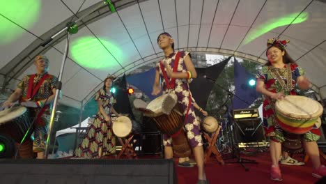 Actuación-De-Tambores-Africanos-En-El-Escenario-Durante-El-Festival-De-Música