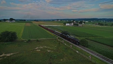 Eine-Luftaufnahme-Eines-Antiken-Dampf-Personenzuges,-Der-Rauch-Durch-Das-Ackerland-Von-Pennsylvania-Bläst