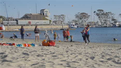 Dos-Niños-Jugando-Paddle-Ball-En-La-Playa-En-Dana-Point,-California