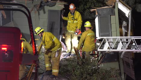 Feuerwehrleute-Führen-Gefährliche-Rettungsaktionen-Zu-Hause-Durch