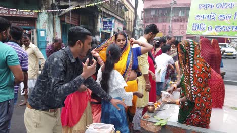 Aufnahme-Der-Frauen,-Die-Chatt-Puja-Rituale-Auf-Der-Straße-Von-Kalkutta-Durchführen