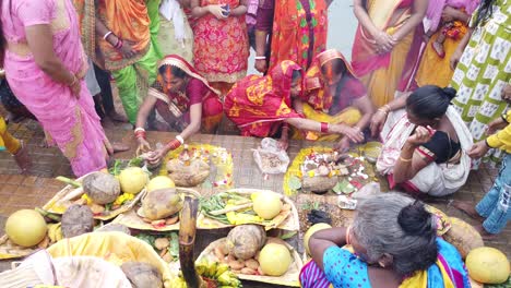 Blick-Auf-Das-Indische-Volk,-Das-Während-Der-Hochzeitszeremonie-Hinduistische-Rituale-Durchführt