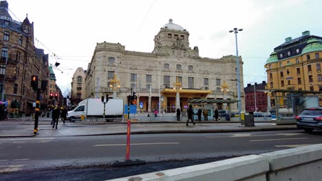 Straßenansicht-Von-Dramaten-In-Stockholm