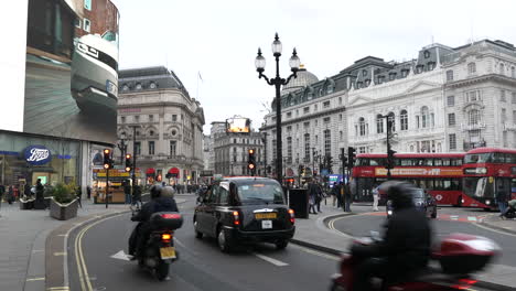 Belebte-Piccadilly-Zirkusszene-In-London,-Mit-Bussen-Und-Menschen