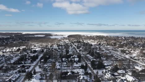 Rising-drone-shot-of-Niagara-On-The-Lake,-Ontario-with-a-clear-sky