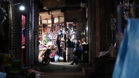 Vista-Nocturna-Mirando-Hacia-El-Callejón-En-La-Tienda-Abierta-En-Saddar-Bazar-En-Karachi