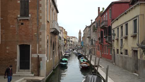 Venecia,-Tradicional,-Estrecho,-Gran-Canal,-Vista,-Con,-San-Marco,-Campanario,-En,-Plano-De-Fondo