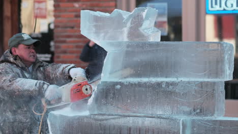 Statische-Slomoaufnahme-Eines-Bildhauers,-Der-In-Eisblöcke-Schnitzt