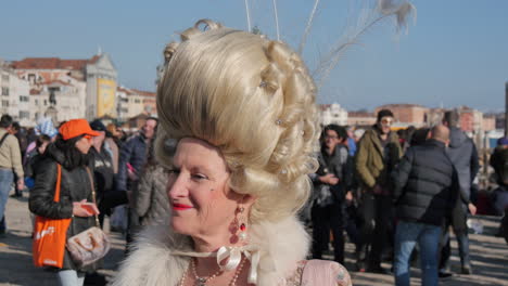 Venedig,-Italien-18.-Februar-2017-Karnevalsmaske-Und-Kostüm-Posiert-Auf-Dem-Markusplatz