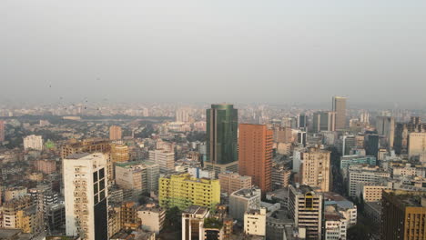 Vista-Aérea-Del-Paisaje-Urbano-De-Apartamentos-Y-Edificios-En-Dhaka