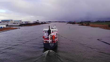 Luftflug-Zum-Heck-Des-Ameland-Frachtschiffs-Entlang-Der-Oude-Maas