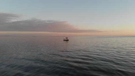 Familia-Pescar-Dron-Volador-Bote-Pequeño-Vasto-Lago-Océano-Indio-Río-Atardecer-Florida-Dron-Aéreo