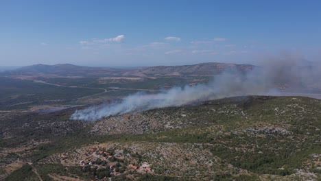 Incendio-Forestal-En-Las-Colinas-De-La-Montaña-En-Verano-En-Croacia