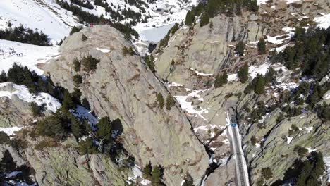 Luftaufnahme:-Kleine-Zahnradbahn-Fährt-Im-Winter-In-Einen-Tunnel-In-Den-Pyrenäen