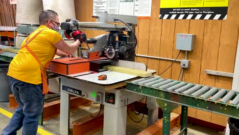 Trabajador-Tirando-De-La-Máquina-De-Sierra-De-Corte-De-Mesa-Para-Cortar-La-Madera-Dentro-De-La-Tienda-Minorista-De-Hardware-De-Home-Depot